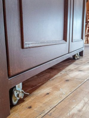 簡単に移動できるようにキャスター付き。