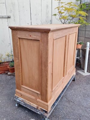 オールドパイン古材を使った家具をイメージしました。