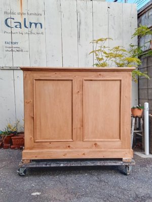 写真はW1300、D600、H1050mm、少し背の高い受付カウンター