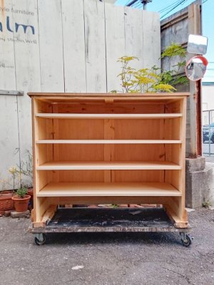 内側には可動棚、引出しや扉など自由にカスタマイズできます。