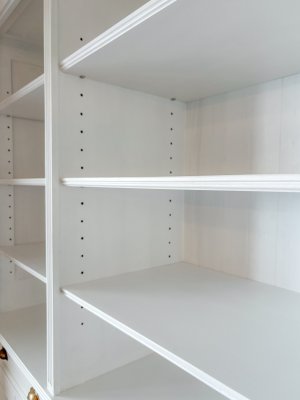 上段は可動棚のオープンシェルフ、ディスプレイや本棚に