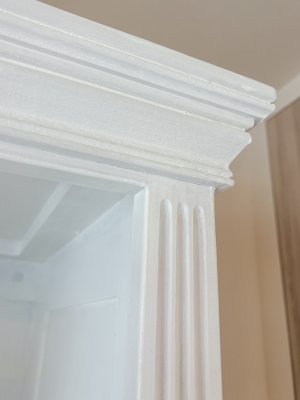 モールディングや溝彫刻などアンティーク感のある装飾