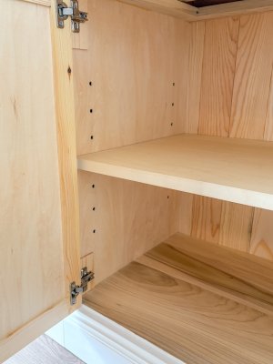 扉の中には高さ変更できる可動棚