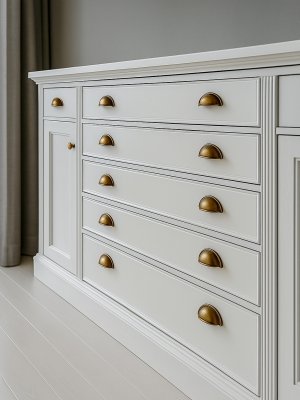 下段キャビネットには幅広の引出しがたくさん