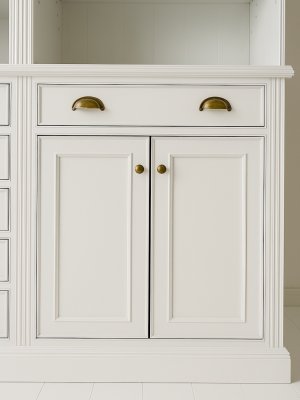 モールディング装飾したかわいいキャビネット収納