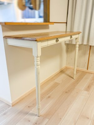 写真はW1400×D500×H1000mmのカウンターテーブル