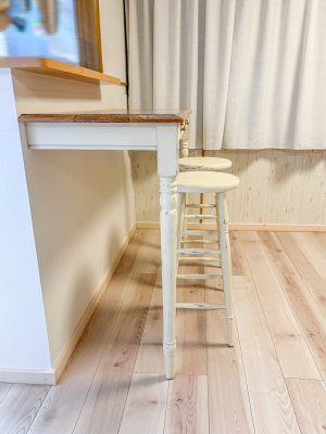 ろくろ足がデザインの特徴のカウンター