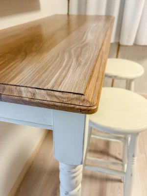 天板はホワイトオーク無垢材、モールディングカット仕上げ