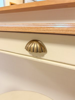 引出しの取っ手は100種類以上の真鍮金物から選べます。