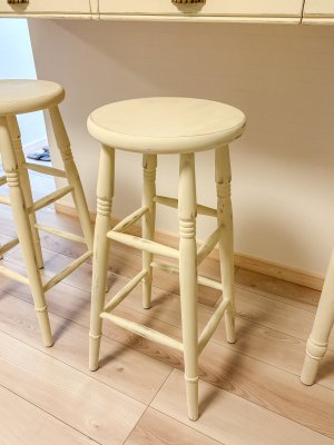 テーブルが100cmと高いので、ハイスツールやハイチェアを合わせて