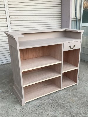 写真は引出しと可動棚を設置いたしました。