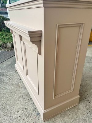 モールディングで装飾したアンティークデザイン、正面に荷物棚が付属