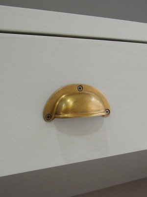 引き出しの取っ手は、希望があれば100種類以上から選べます。