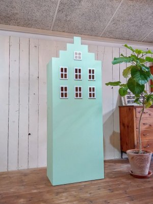 様々な形の家具をオーダーメイドで制作します。