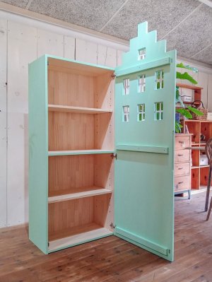 真ん中に固定棚、上下に可動棚