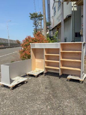 内側には可動棚をたくさん設置。