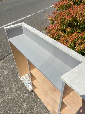 手元を隠せるカウンター部分。