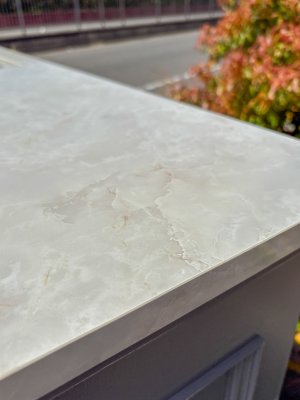 大理石柄のメラミン天板、清潔感と高級感が漂います。