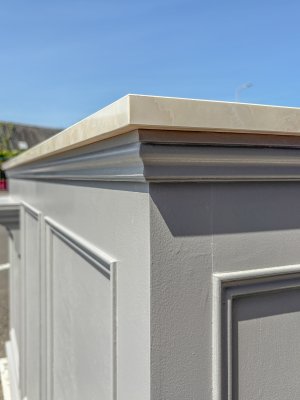 モールディングで装飾したアンティーク調デザインのレジ台