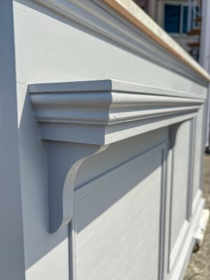 正面には小さなシェルフ付き。荷物置きやディスプレイに。