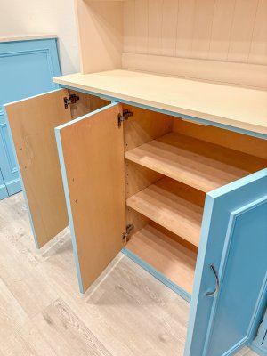 下段キャビネットの中には可動棚、在庫や備品収納に