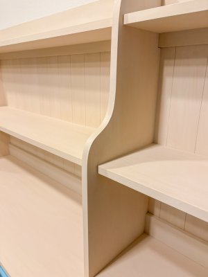 上段棚はアーチ型にカットしたオープン棚。