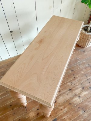 ビーチ無垢材を使ったろくろ足テーブル、自由に流れる木目が美しい