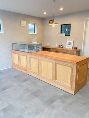 冷蔵そーケースを隠す化粧カバーとレジカウンターのセット