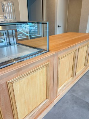 少しピンクがかったジャーマンビーチ材、鏡板の中はシナ合板