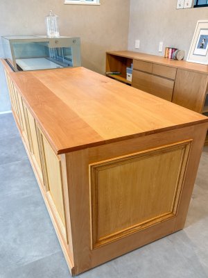 ビーチ無垢材を使ったカウンター、天然木の優しい雰囲気を味わえます。