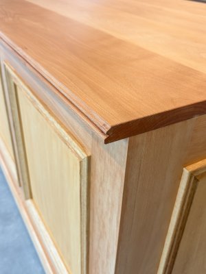 正面だけモールディングカットした天板、細かなカスタマイズに対応いたします。