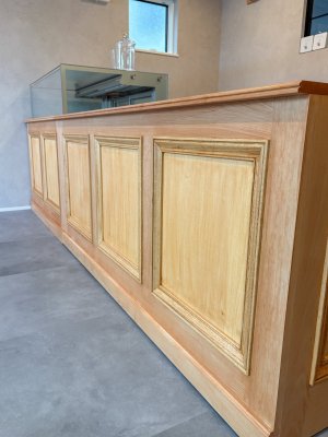 モールディング装飾を施したアンティークデザインのレジカウンター