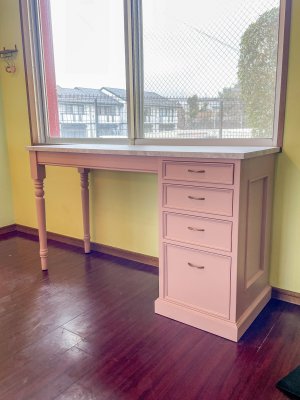 片方がろくろ足、片方がチェストになっている片袖デスク