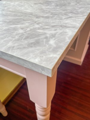 天板は大理石メラミンでアセトンにも耐性があります。