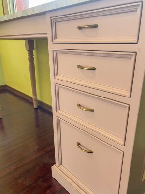 引き出し付きのネイルテーブル