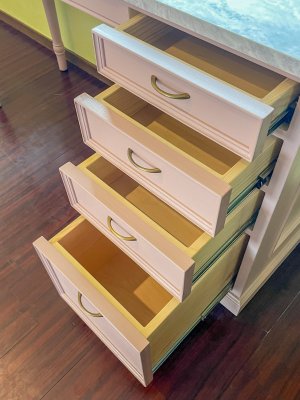 深さの違う引出し、細かなサイズ指定も対応いたします。