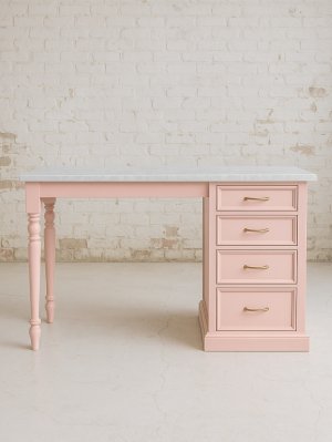 写真はW1300mmの幅広テーブル。サイズオーダーも可能です。