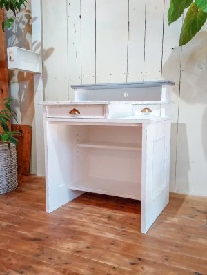 足元には浅い棚を付けました。