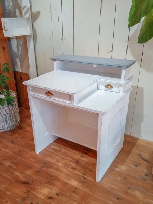 キーボードスペース、マウススペース、モニタースペース、高さが違います。