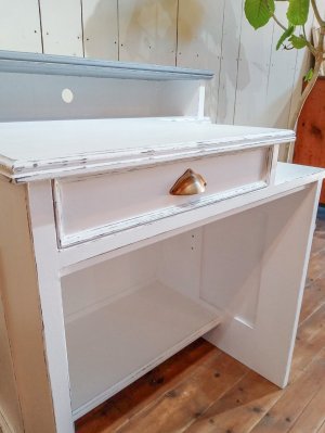 モールディングを使ったアンティーク調デザインのオーダー家具専門店です。