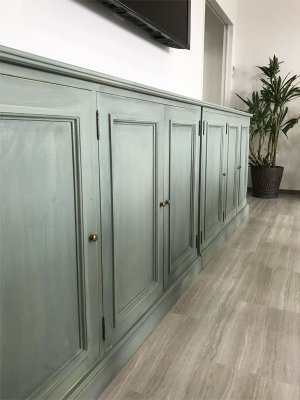 こちらはグリーングレーに塗装したキャビネット
