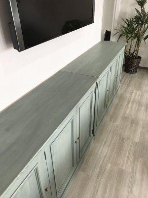 アンティーク調にデザインした、オーダーメイド店舗什器を製作しています。