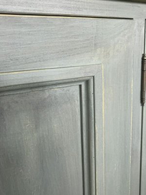 細部にもモールディング加工を施して、アンティーク調に仕上げます。