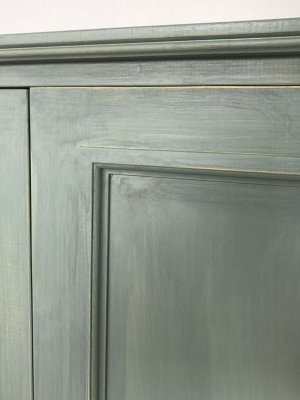 下地にサンフラワー、グリーングレー、黒を塗り重ねたシャビーなペイント。