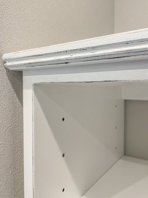 角が擦れて、黒が削れ出たようなアンティークホワイト色。