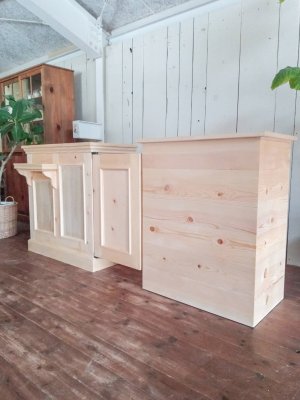 右手前に見えるのが収納シェルフ。