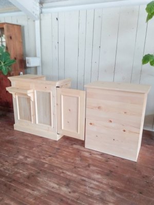 左にレジ台、真ん中にスイングドア、右が収納シェルフです。