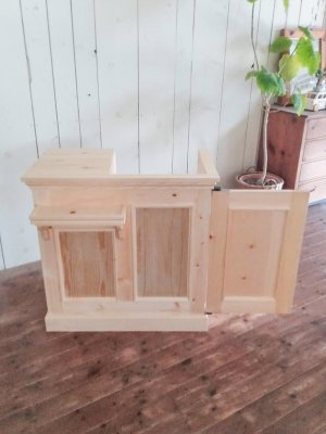 レジ台には卓上ミニショーケースを収めるスペースがあります。