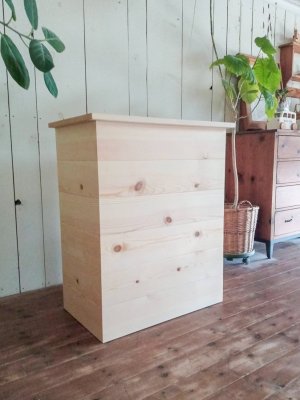 パイン材の木目が横に流れるカジュアルなキャビネット。