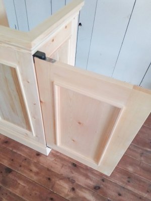 前後に開くスイングドア。